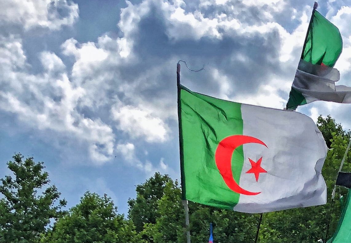 Quelle est la signification du drapeau algérien ? - Escale de nuit
