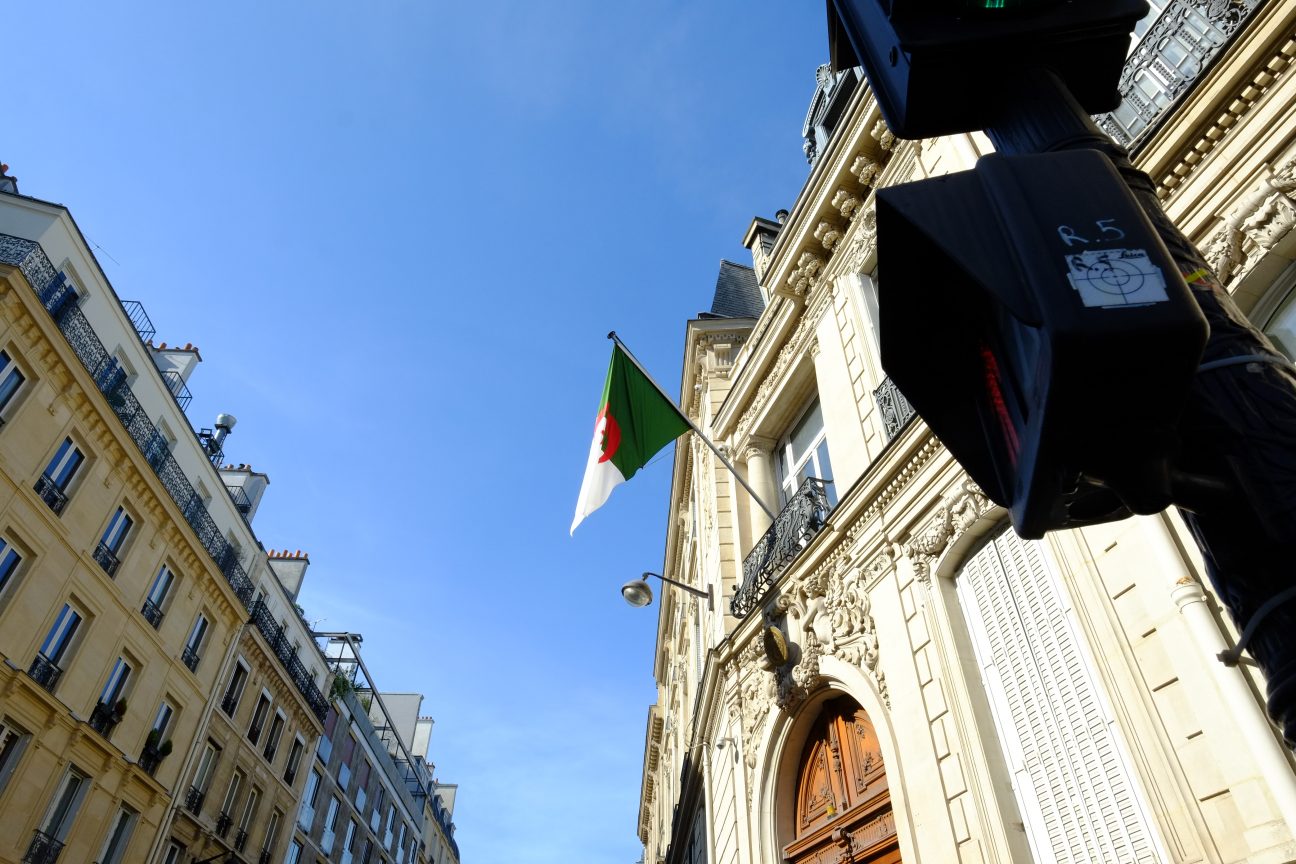 Le drapeau algérien sur la façade de son ambassade parisienne