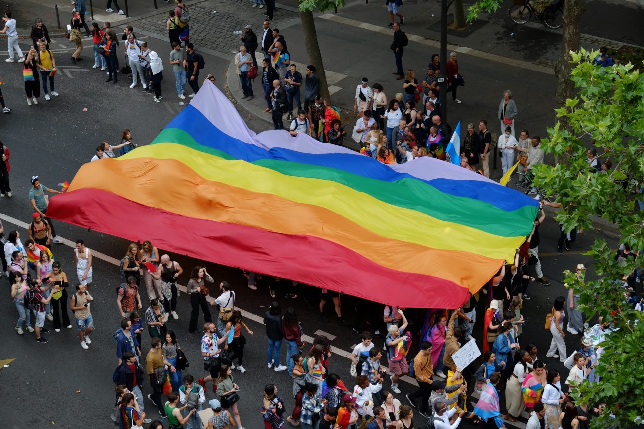 Un drapeau LGBT lors de la Gay Pride à Paris