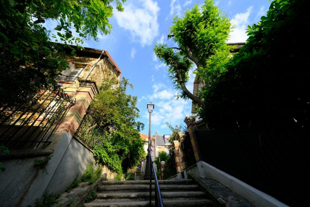 Un petit escalier qui permet de rejoindre le quartier de la campagne à Paris