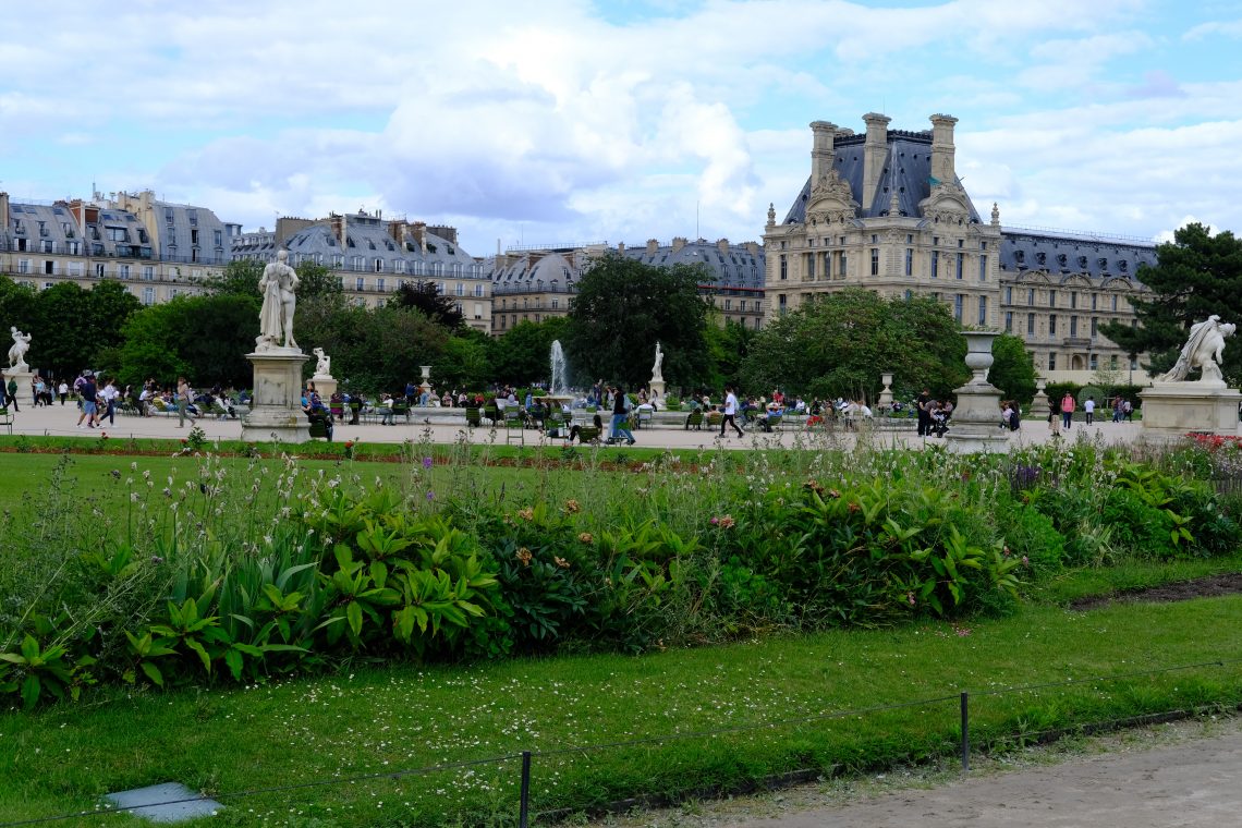 Une vue classique sur le Louvre et le grand bassin rond