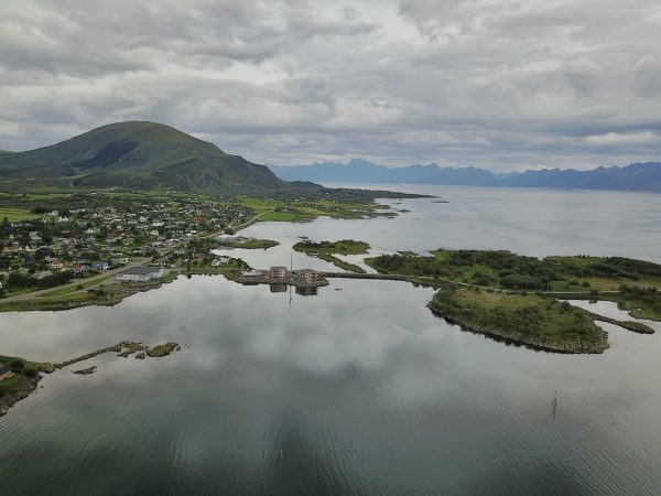 La localité de Melbu, un port norvégien dans le comté de Nordland