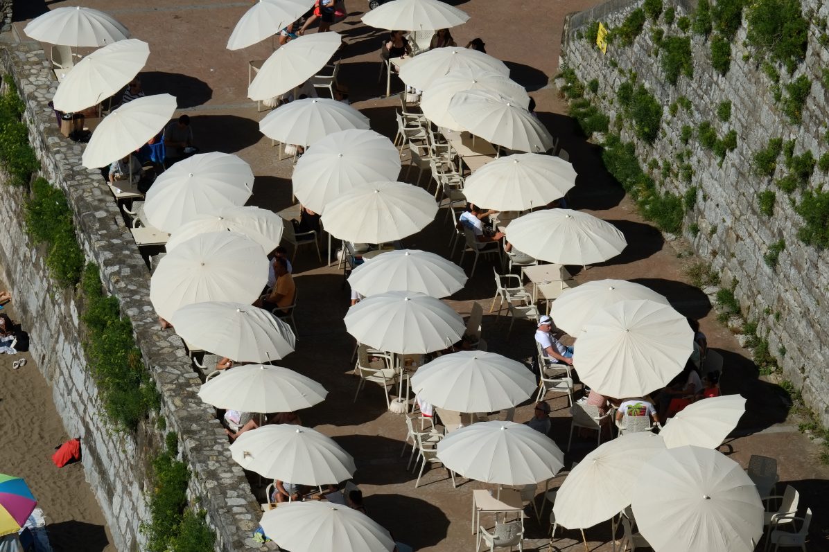 Les parasols blancs d'une terrasse à Zumaia