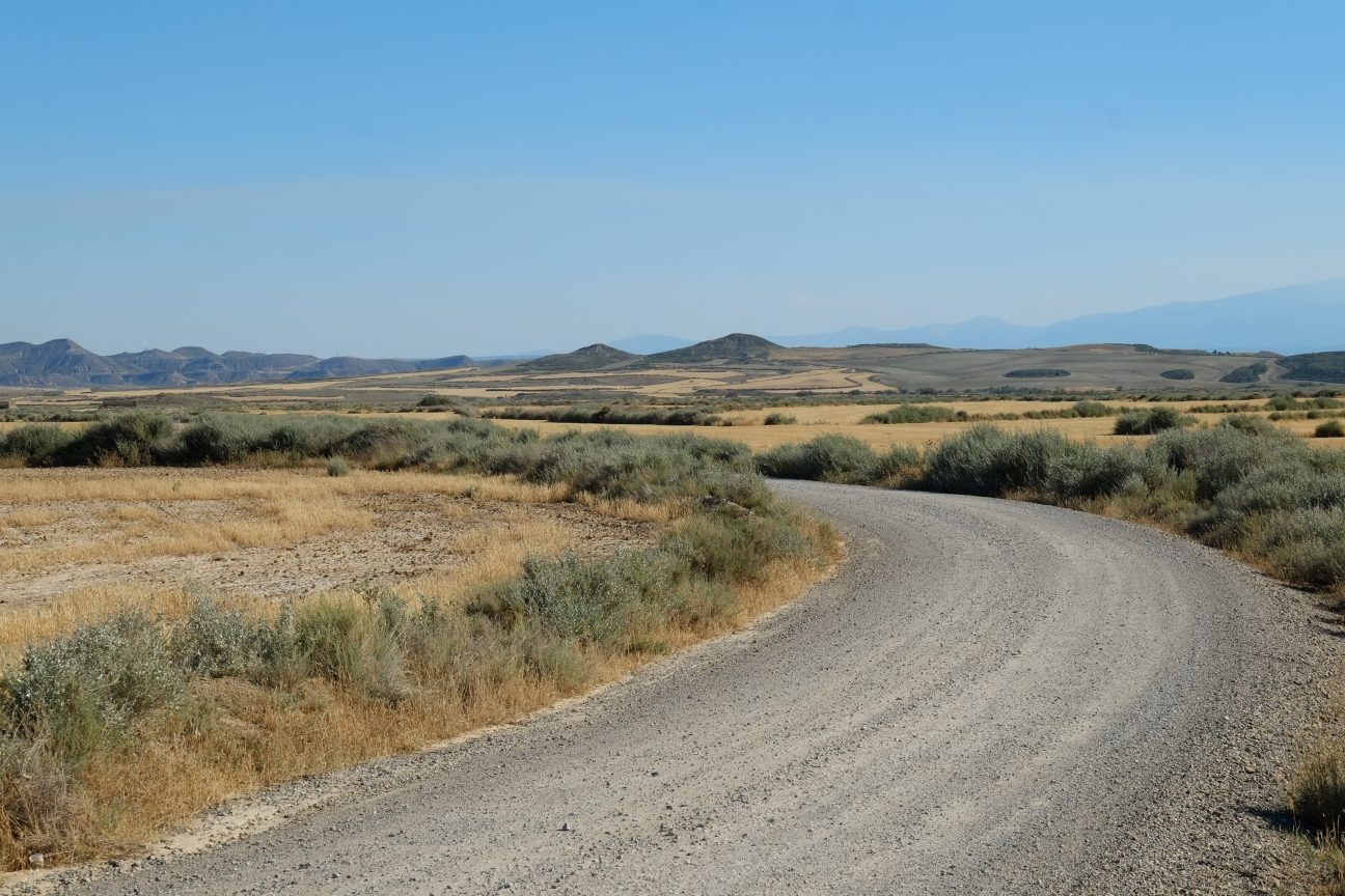 On visite le désert en vélo ou en voiture sur des routes gravillonnées