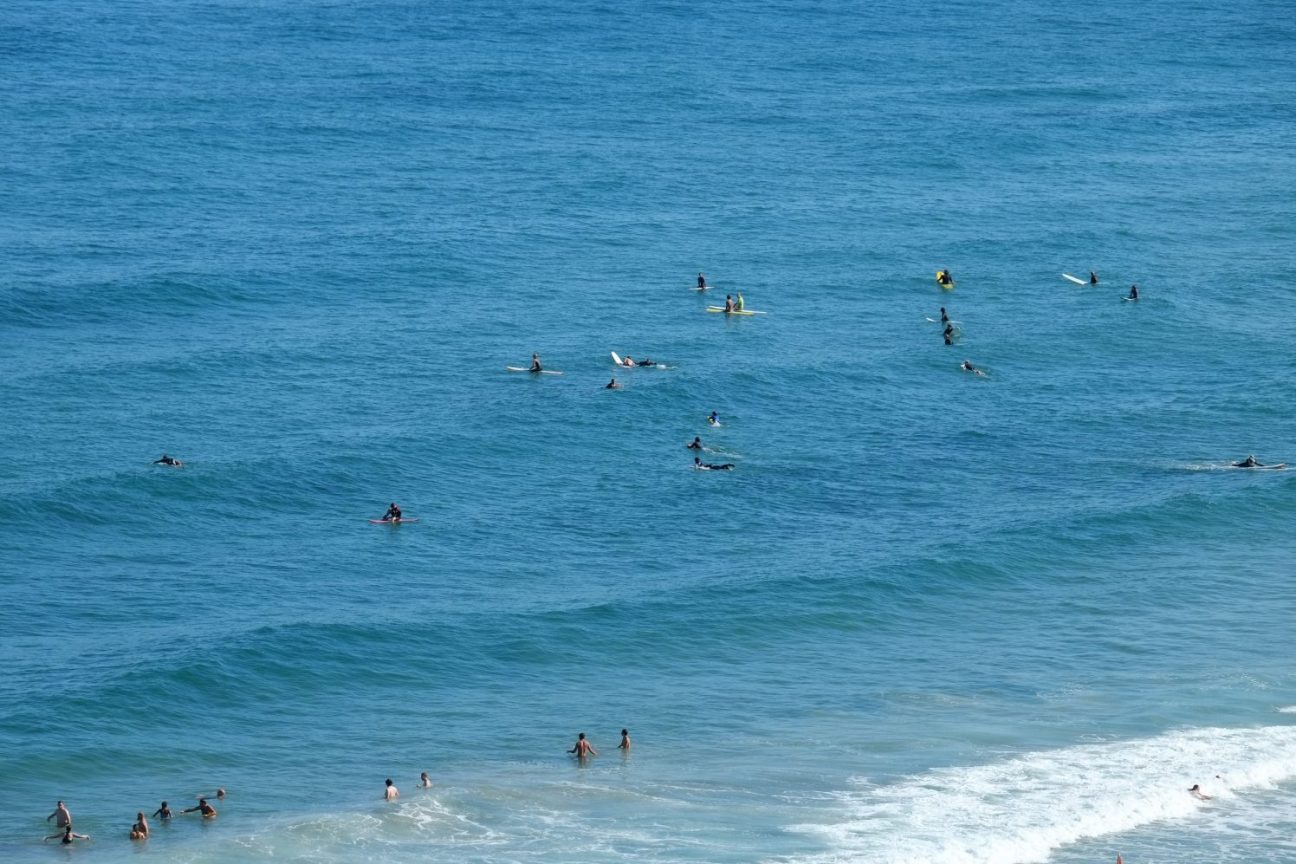 Quelques surfers sur la Grande Plage de Biarritz