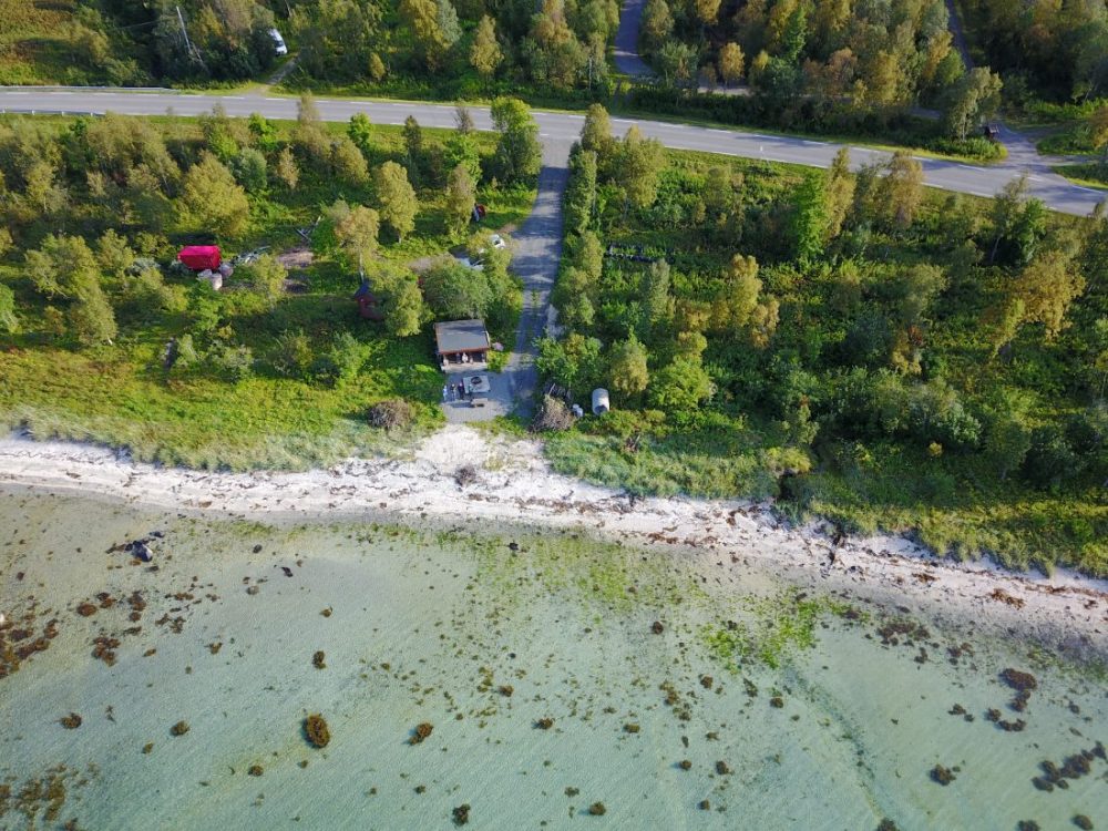 Une petite cabane perdue au bord d'un fjord en été