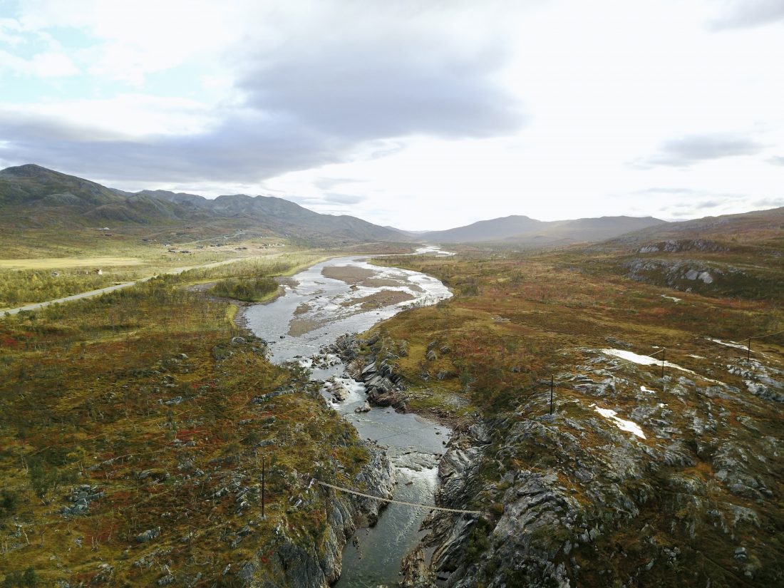 Une rivière dans l'extrême nord de la Norvège, près d'Alta