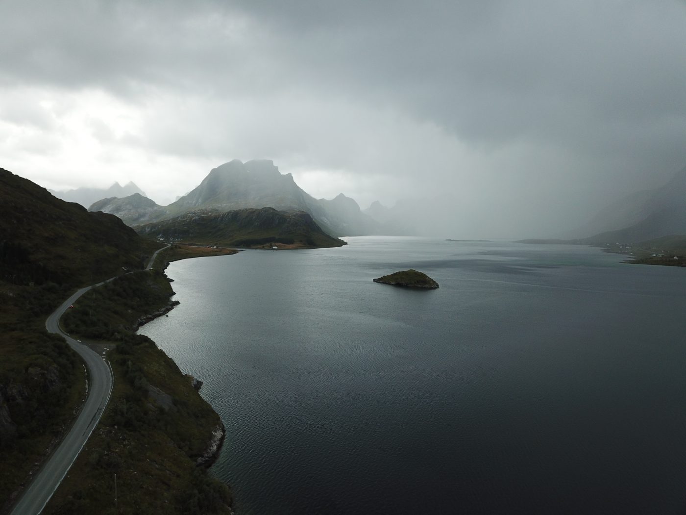 Une route qui se perd dans la brume sur l'archipel des Lofoten