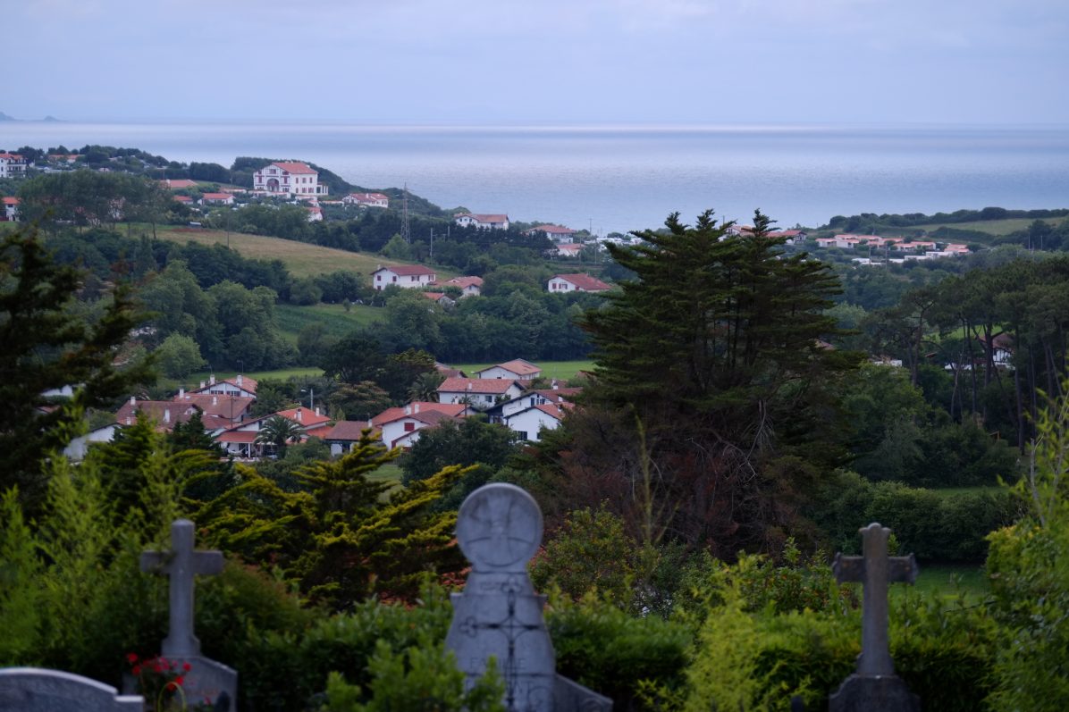 Une vue depuis la petite église de Guéthary sur la côte et l'océan