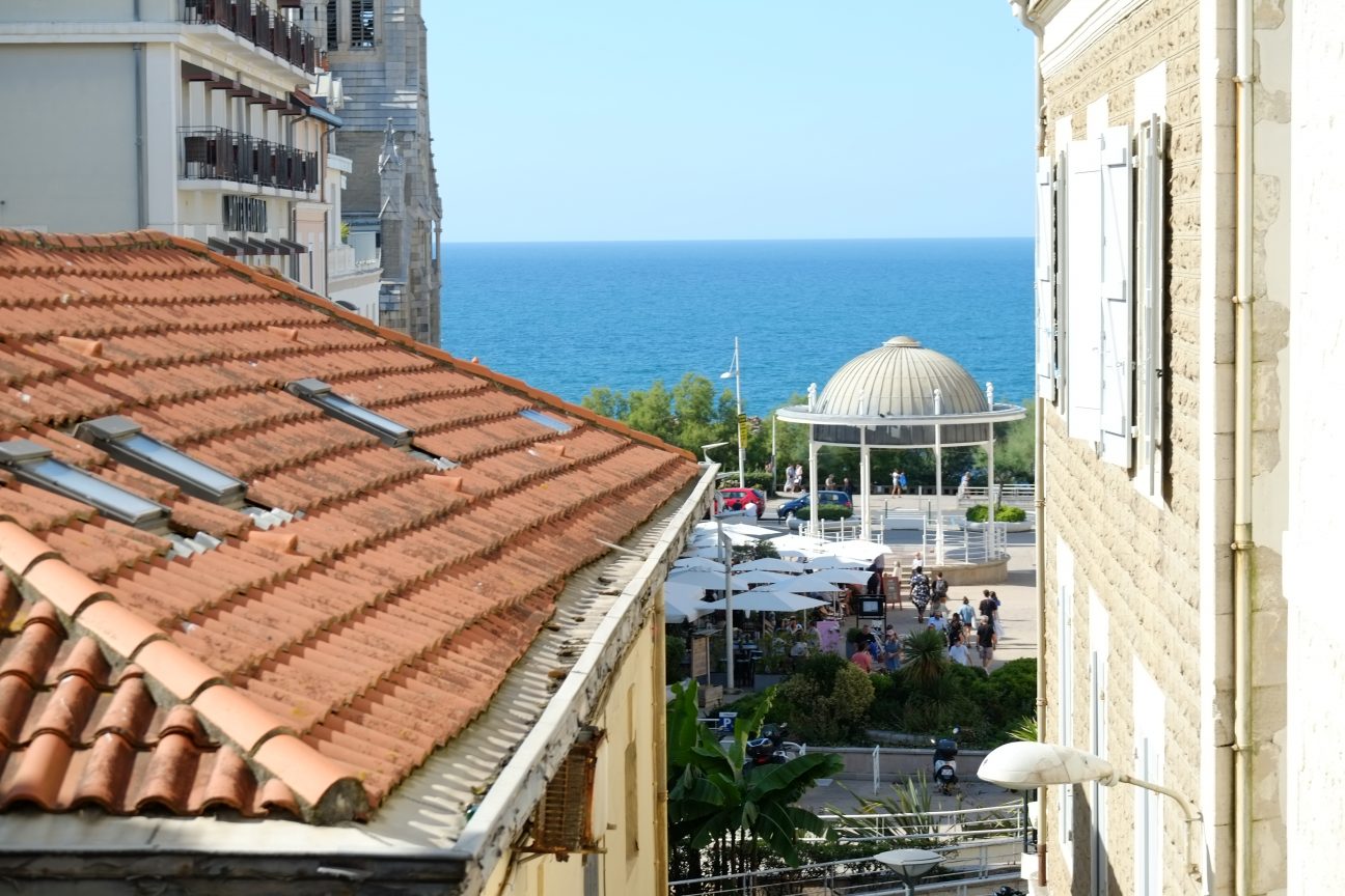 Une vue sur les toits de Biarritz