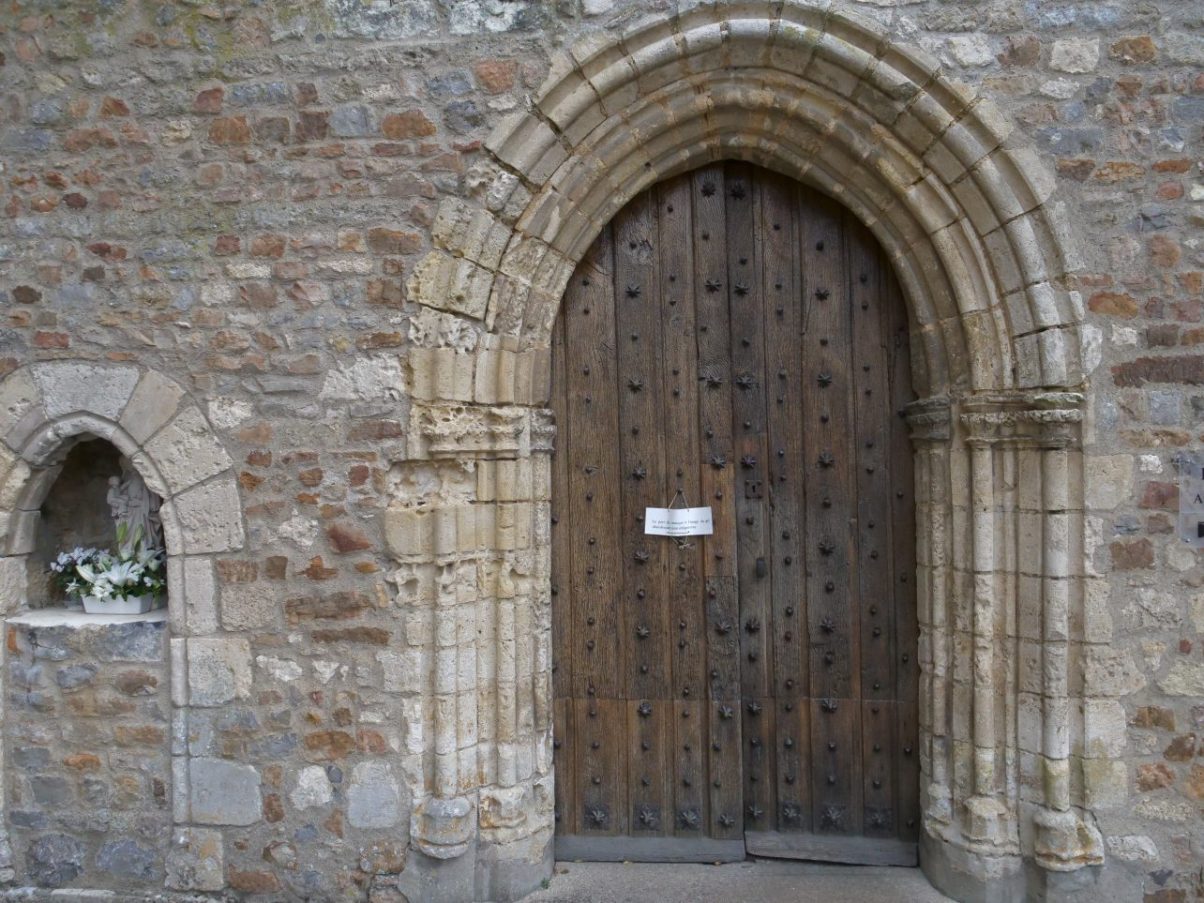 La belle porte pour accéder à l'église abbatiale de Solesmes
