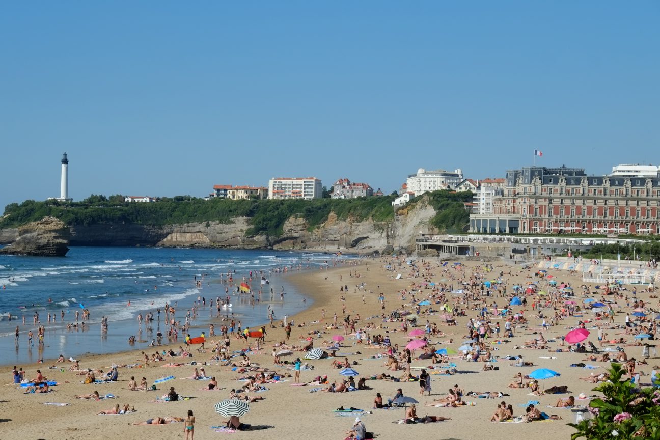 La grande plage de Biarritz et l'hôtel du Palais
