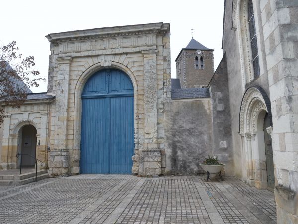 La porte d'entrée de l'abbaye de Solesmes