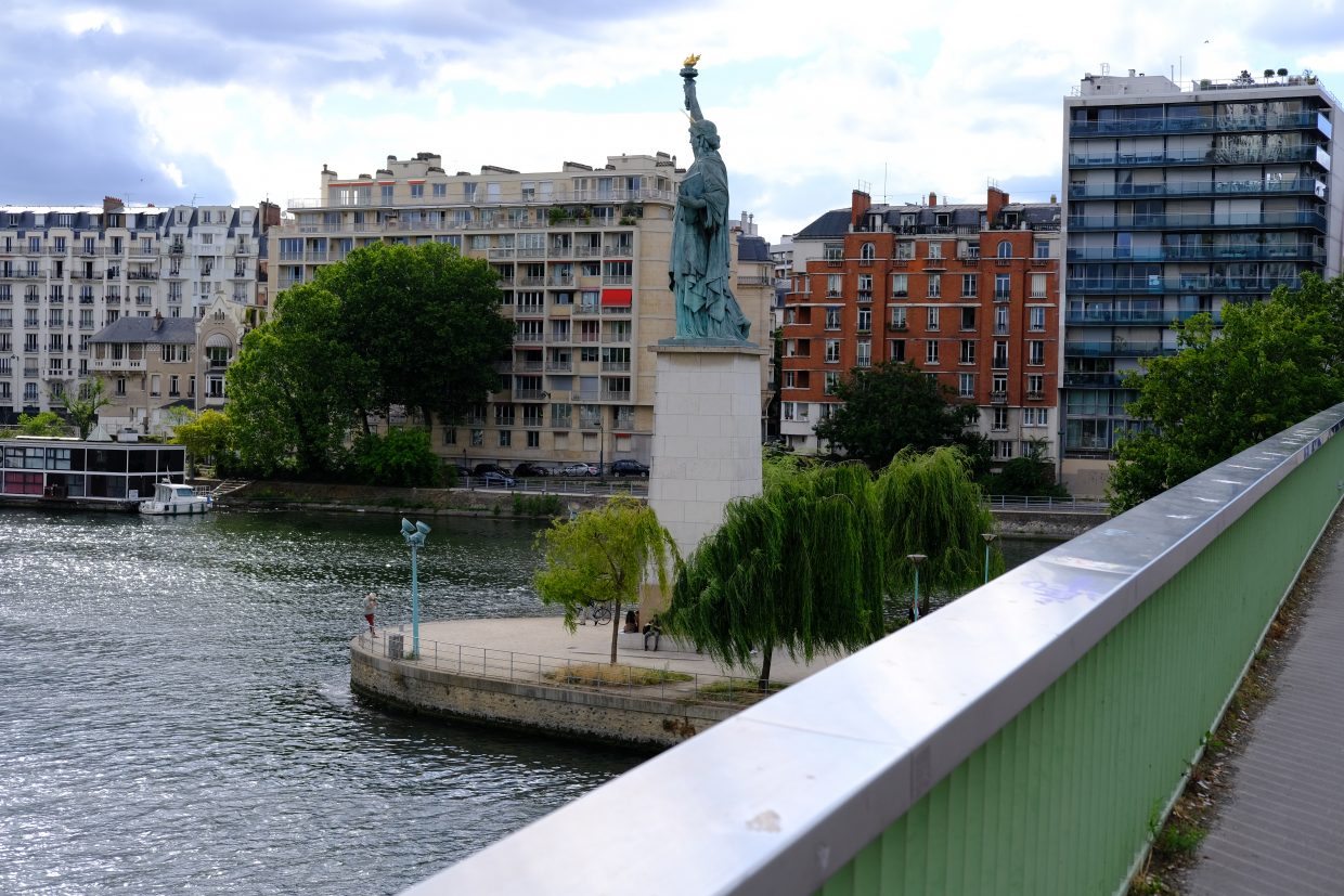 La vue sur la statue de la Liberté depuis le pont de Grenelle