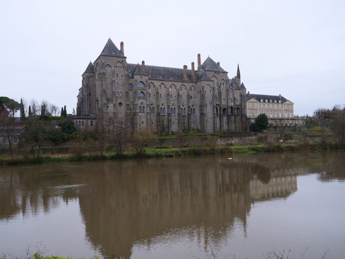 L'abbaye de Solesmes le long de la Sarthe