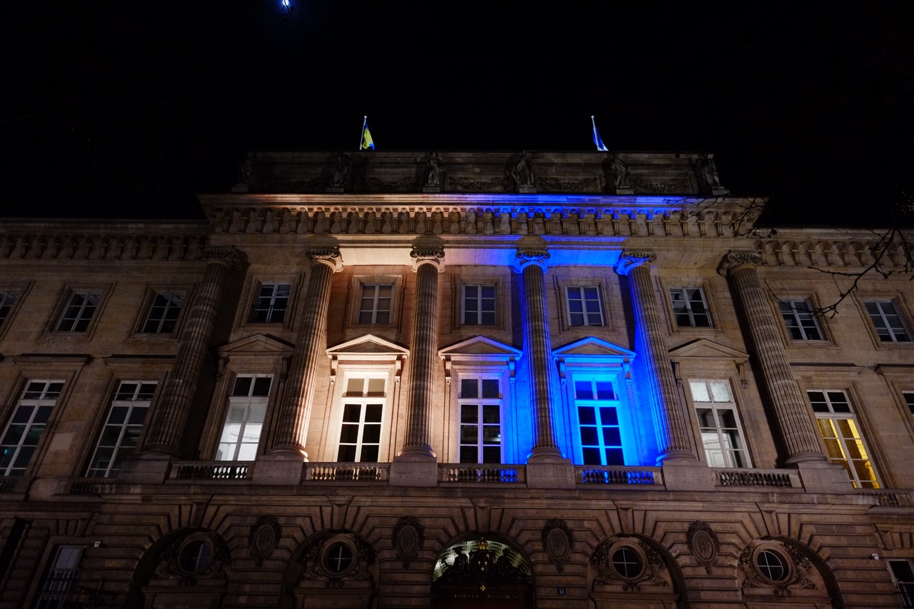 Le fameux bâtiment de la Monnaie de Paris de nuit et aux couleurs de l'Ukraine