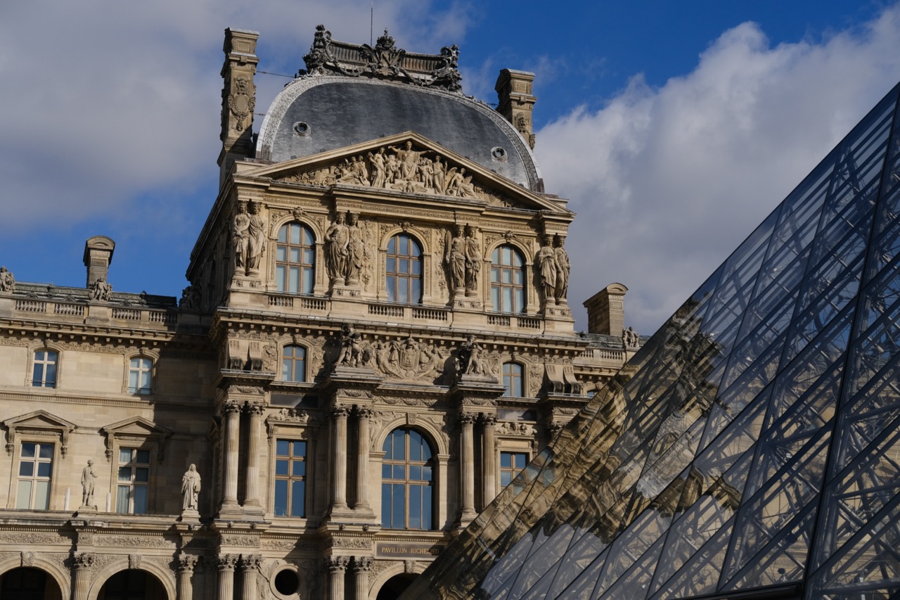 Le palais du Louvre se trouve dans le quartier parisien Saint-Germain l'Auxerrois