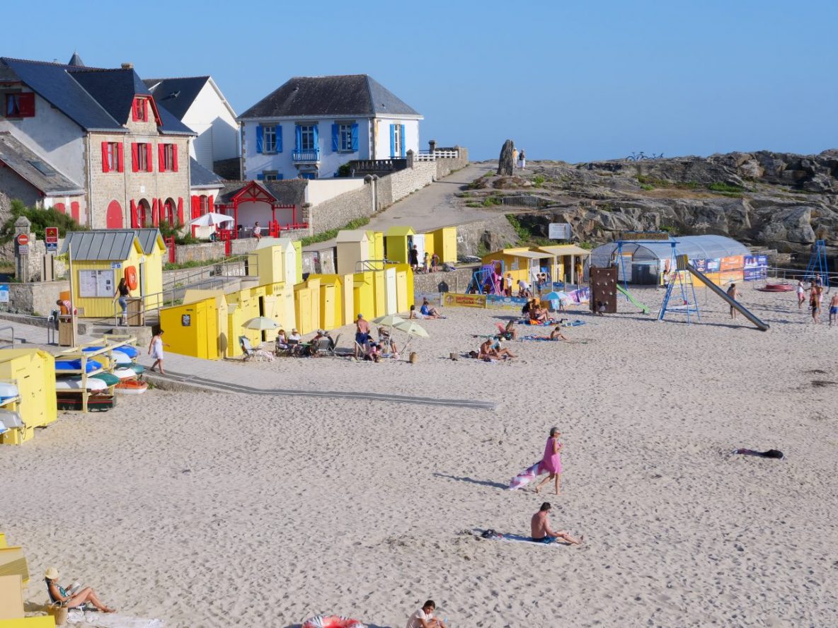 Les cabanes jaunes de la petite plage Saint-Michel à Batz-sur mer