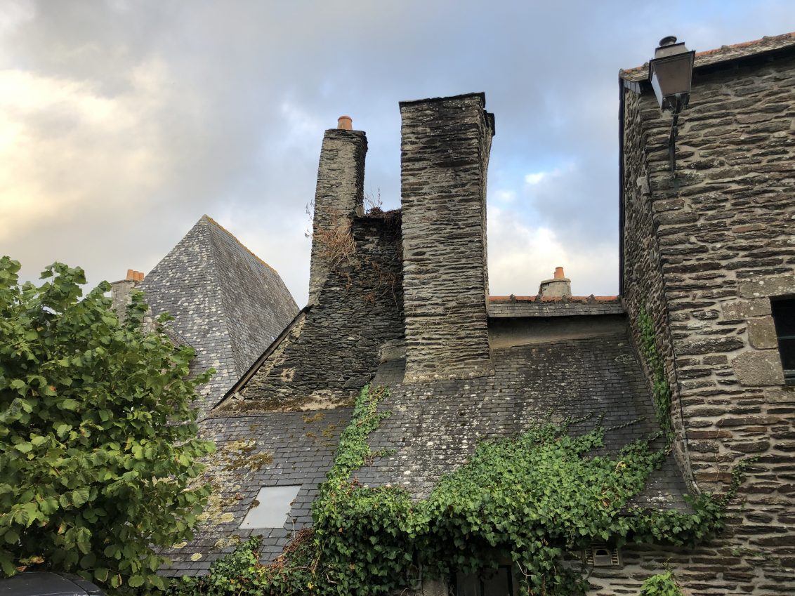 Les cheminées penchées des vieilles bâtisses de Rochefort en Terre