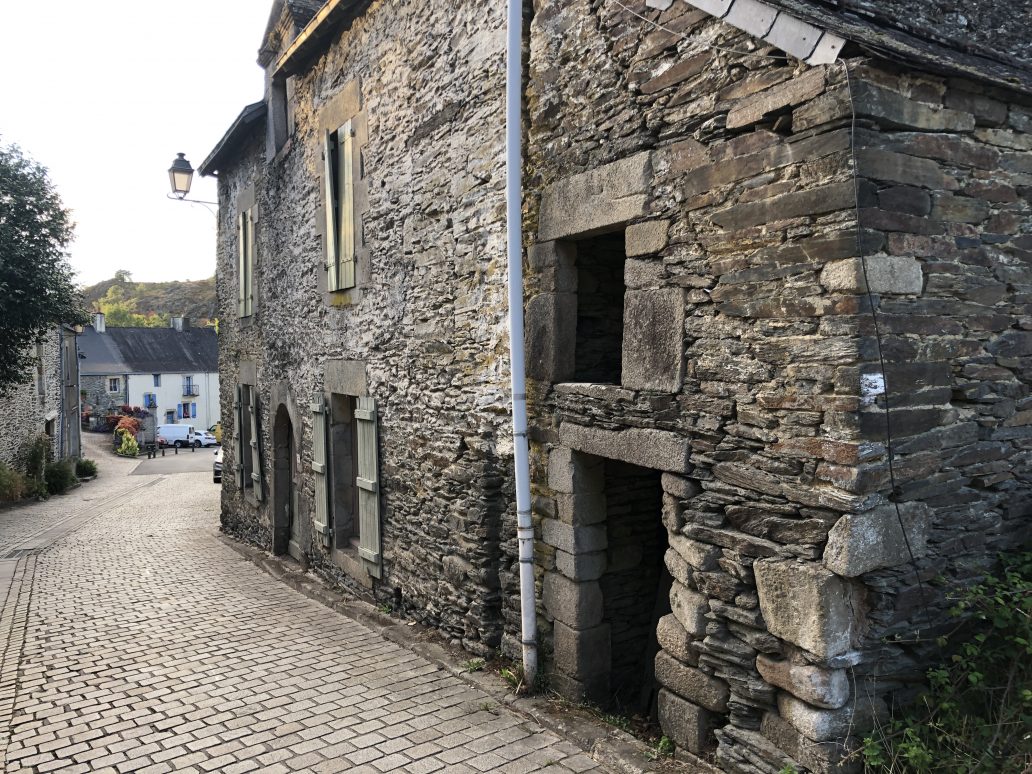 Les jolis murs des petites maisons de Rochefort en Terre