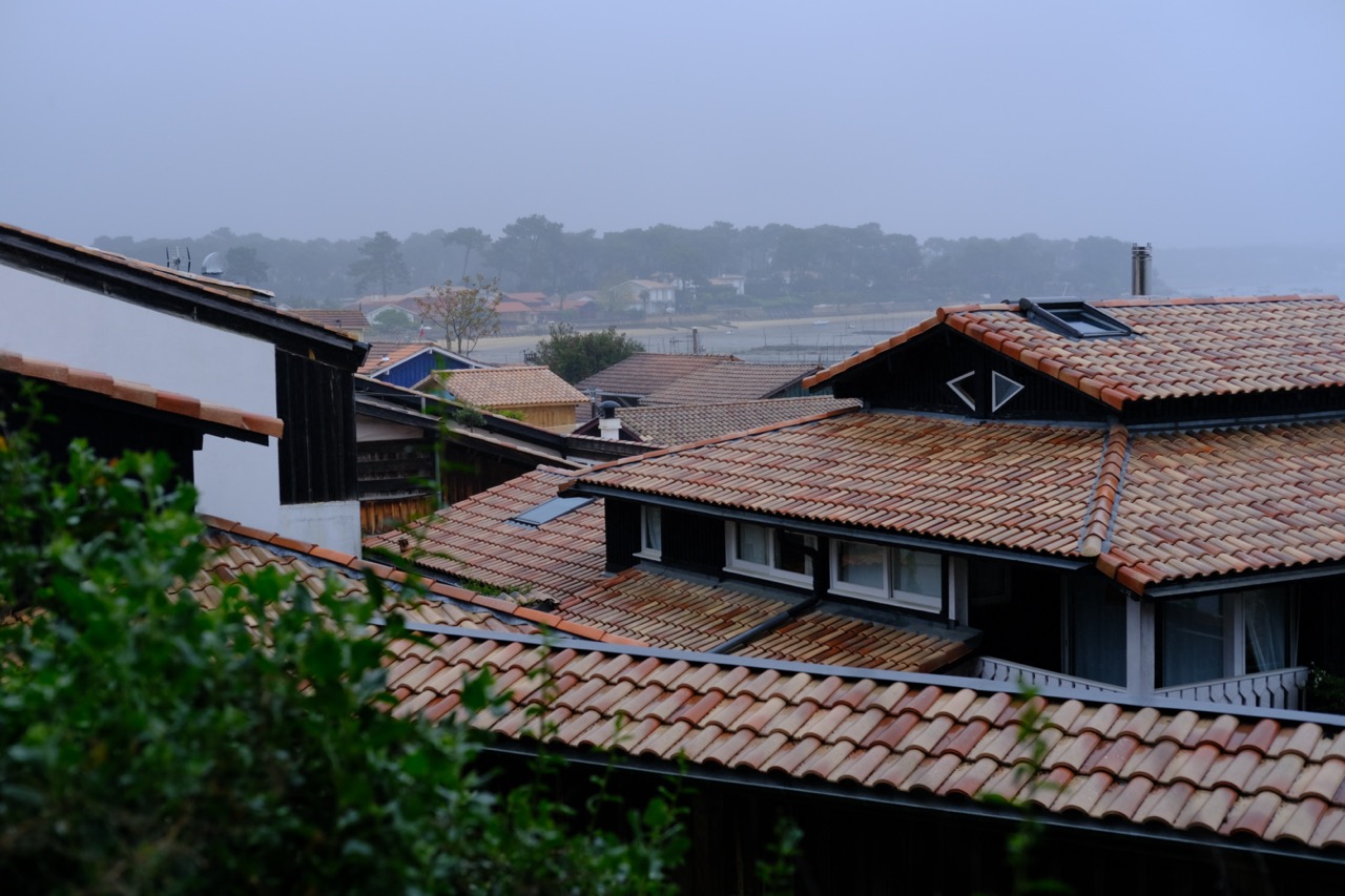 Les toits du village du Canon dans la brume