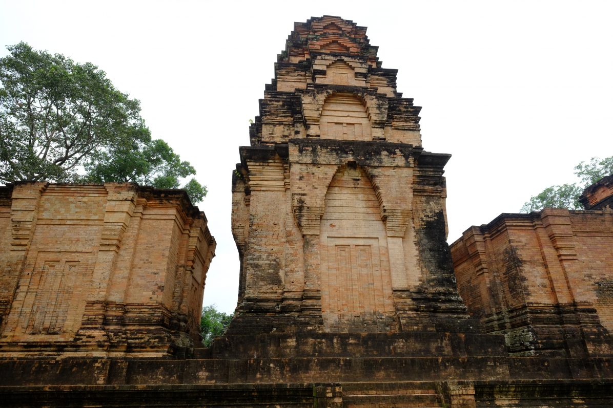 Un temple en brique composé de cinq tours