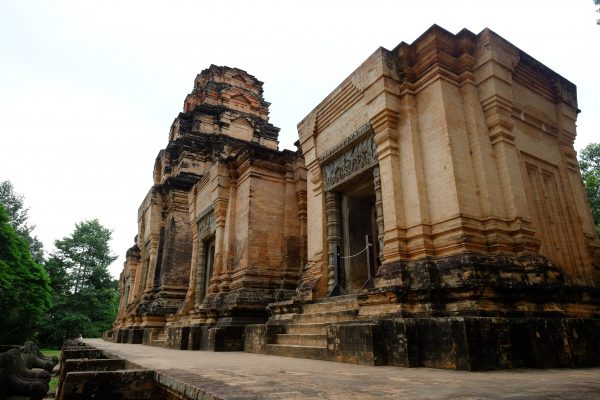 Un temple hindou en briques un peu à l'écart