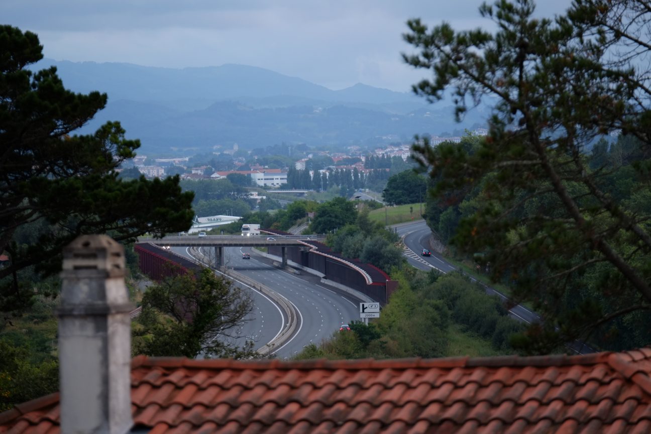 Une vue sur l'autoroute et les Pyrénées