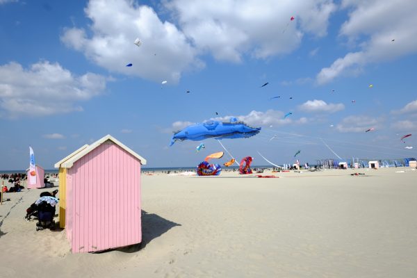 Une petite cabane rose pastel sur la plage de Berck pendant le festival international des cerfs-volants