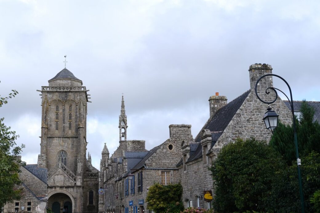 Une vue du petit village de Locronan depuis la grand-rue