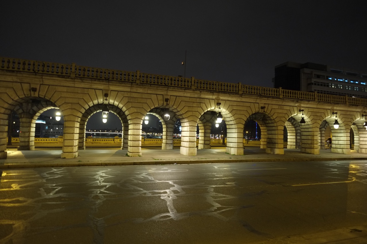 La nuit, le pont de Bercy, un très beau pont incontournable à Paris