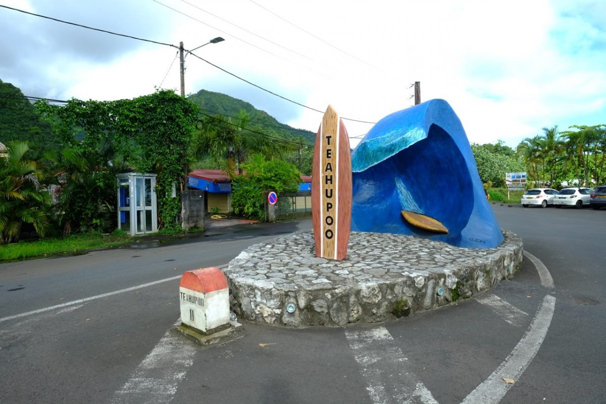 La vague en ciment de Teahupoo sur la presqu'île de Tahiti