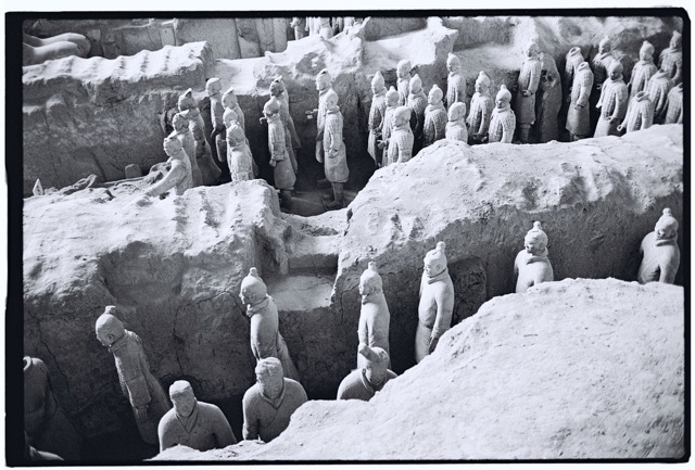 Les fameux soldats en terre cuite, tous enterrés sous la dynastie Qin