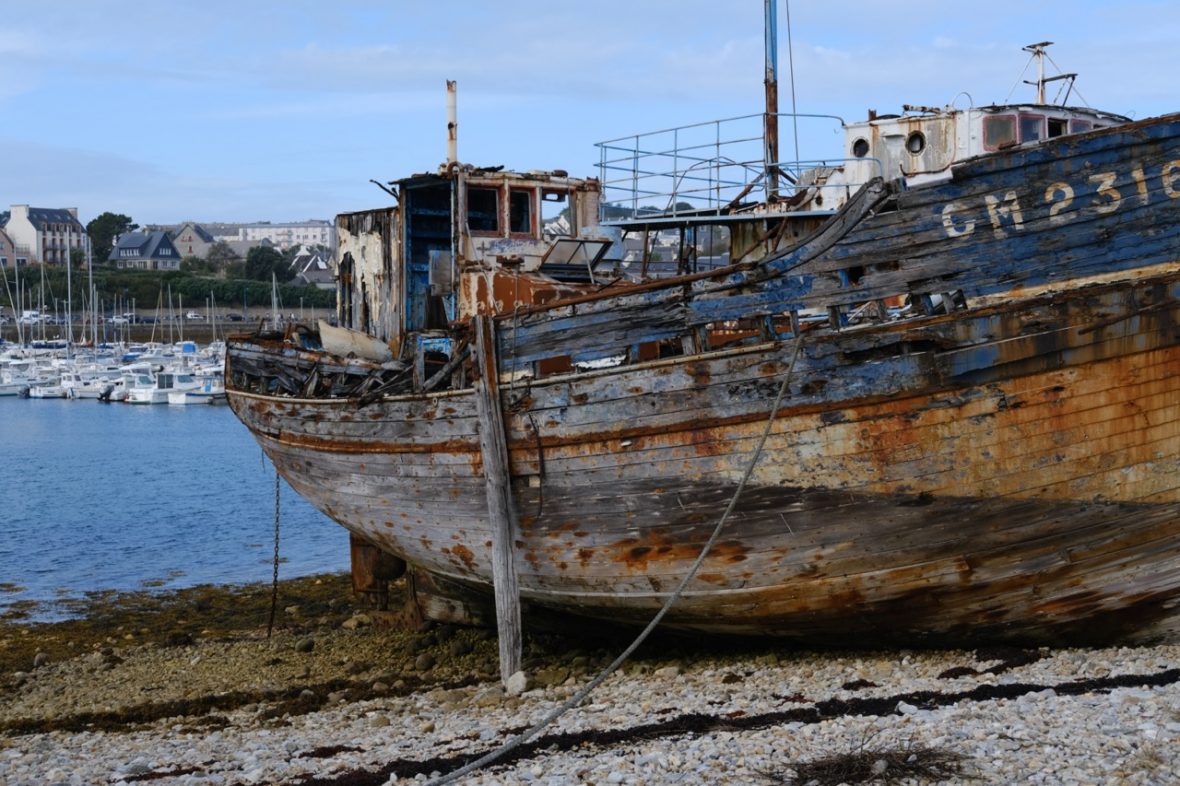 Un ancien bateau de pêche échoué sur le sillon de Camaret dans le Finistère