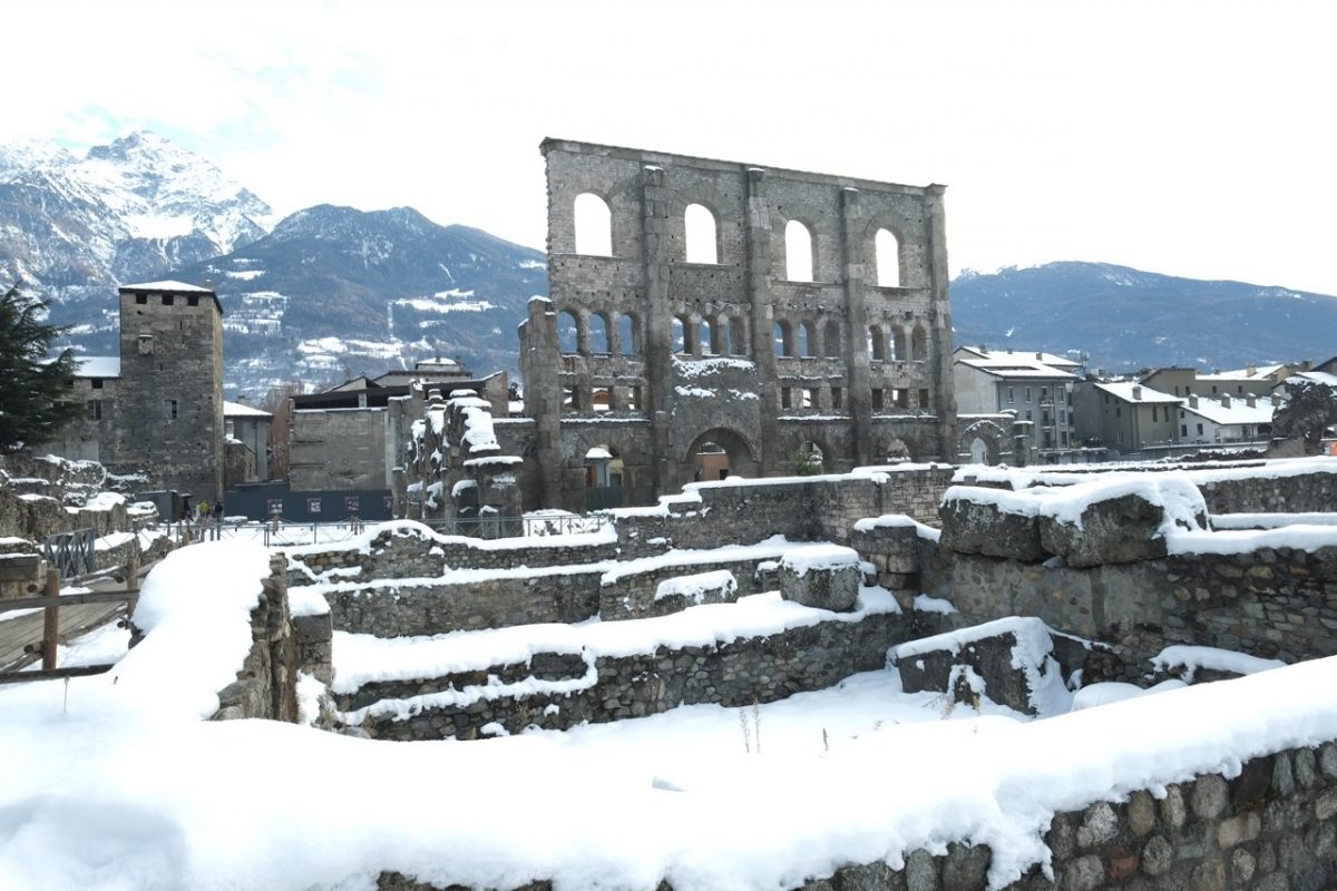 La visite des ruines romaines sous la neige, c'est l'une des choses à faire à Aoste