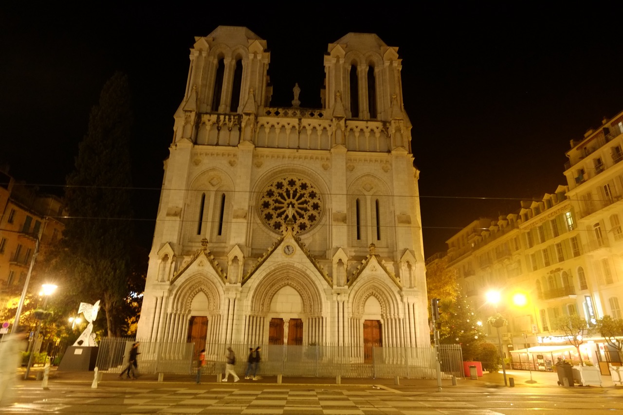 Notre-Dame de l'Assomption pendant la nuit, avenue Jean Médecin