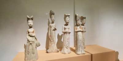 Quelques statuettes représentant des femmes datant de l'époque des Tangs