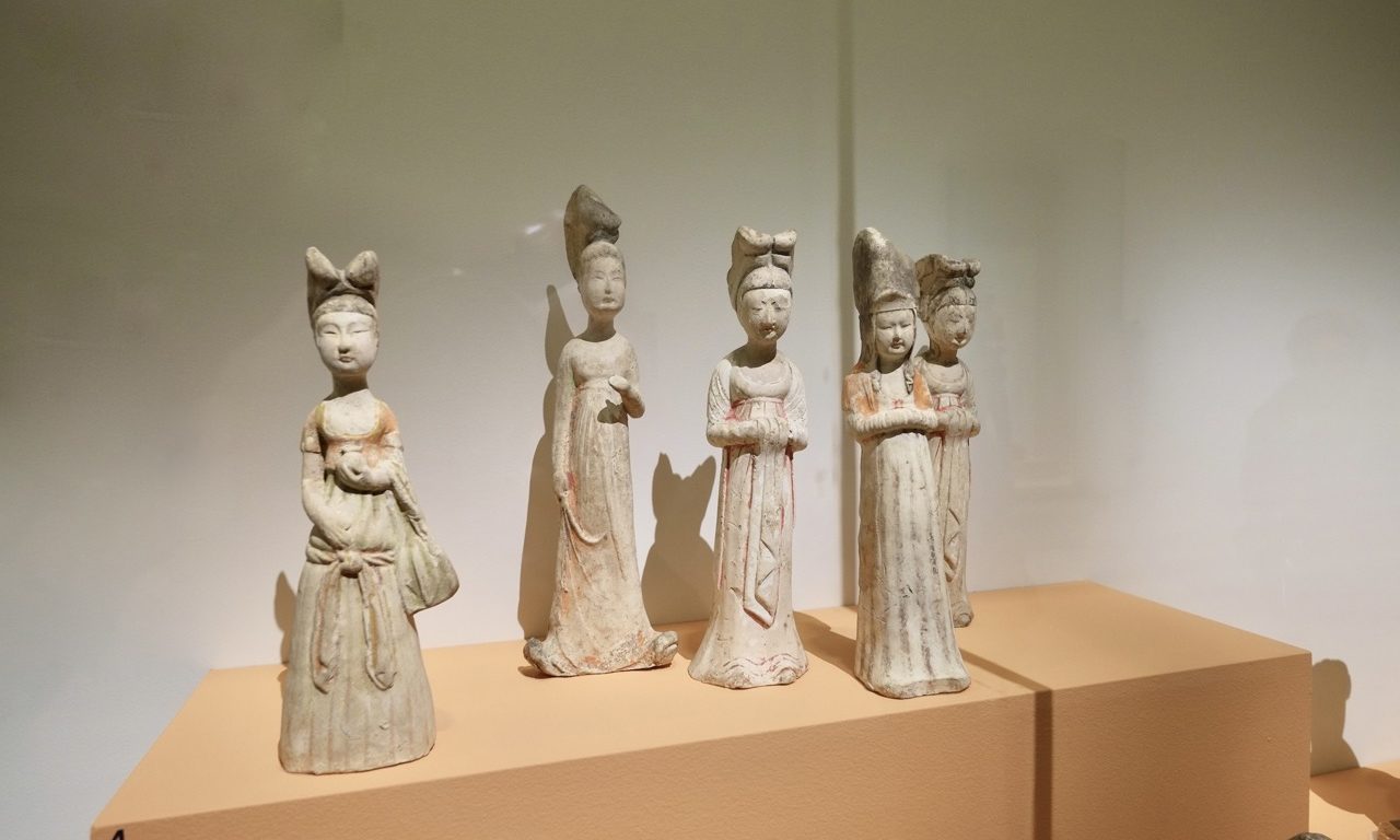 Quelques statuettes représentant des femmes datant de l'époque des Tangs