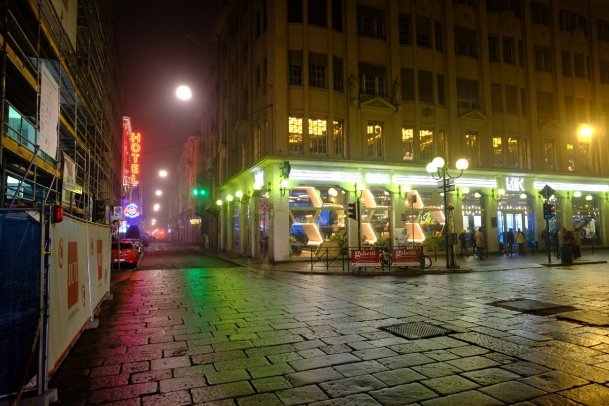 Dans les rues de Turin en hiver pendant la nuit