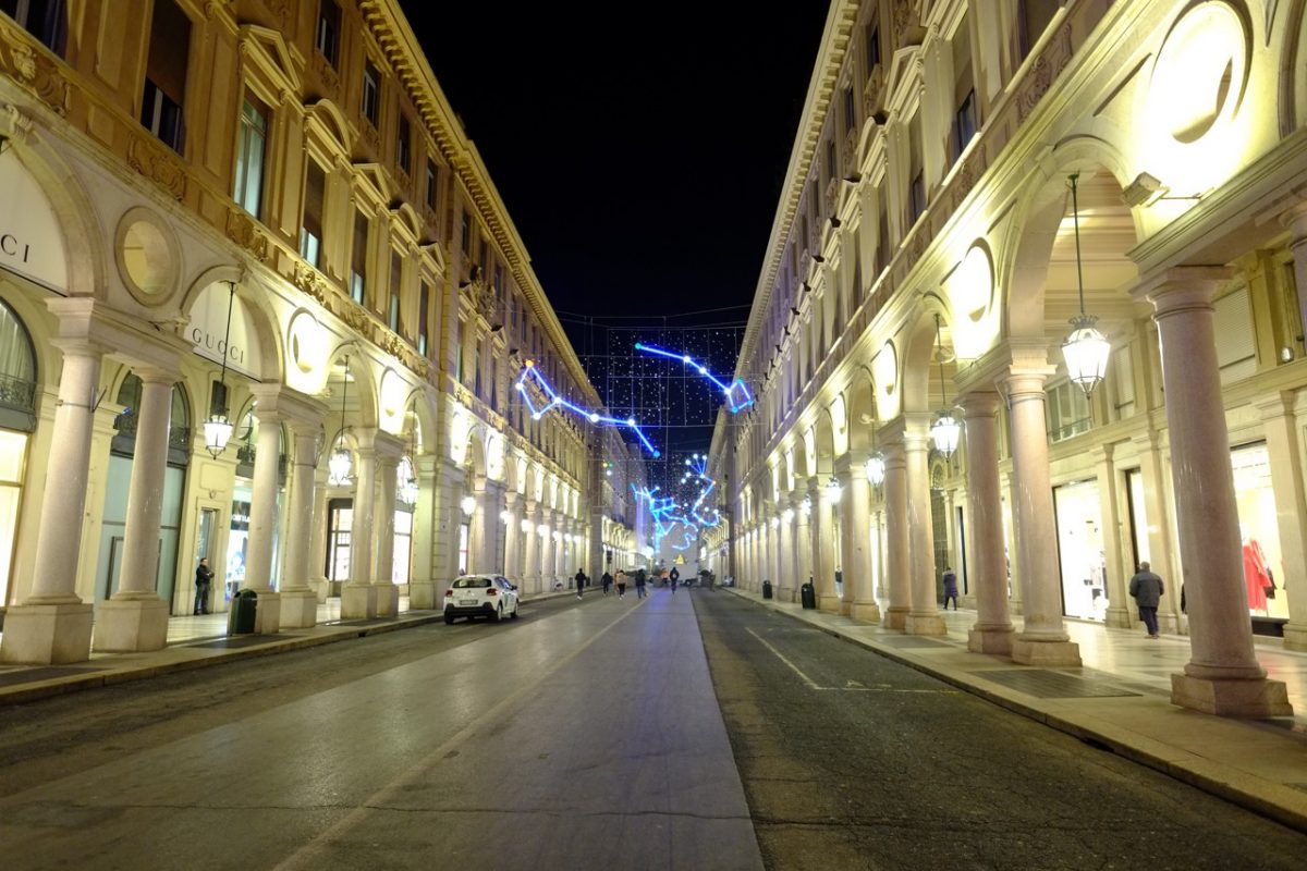 La belle via Roma la nuit à Turin