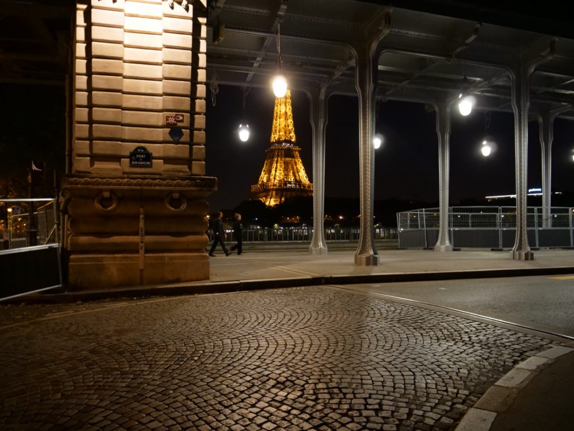 La tour Eiffel et le pont Bir-Hakeim pendant la nuit