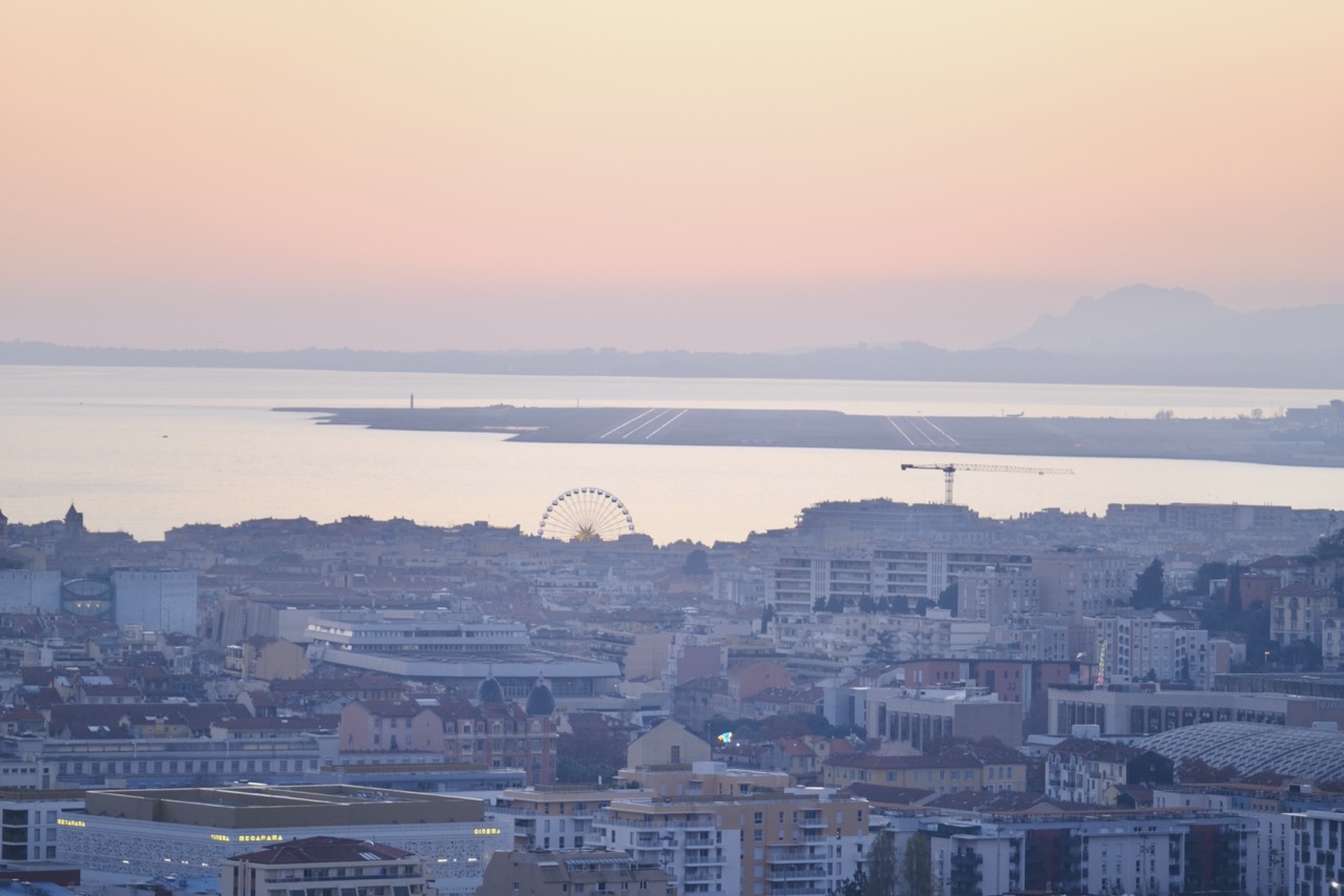 La vue sur Nice et sur les pistes d'atterrissage de l'aéroport
