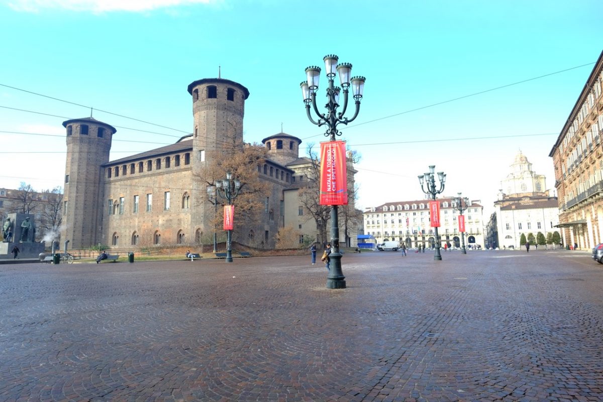 Le château Acaja sur une grande place de Turin