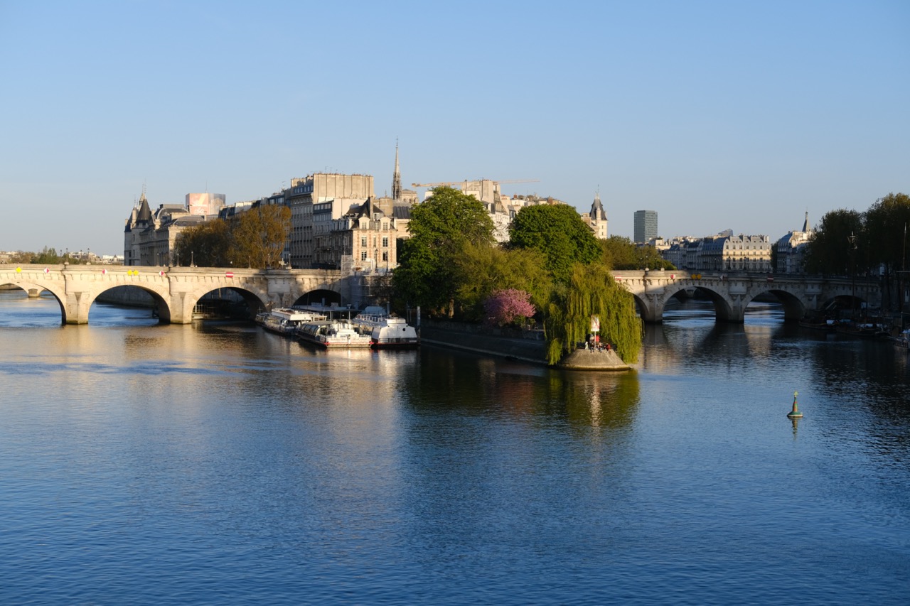 Le pont neuf qui enjambe la Seine et l'île de la Cité