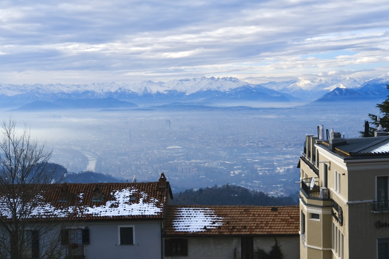 L'incroyable vue sur Turin et les montagnes enneigées depuis le belvédère devant la basilique de Superga