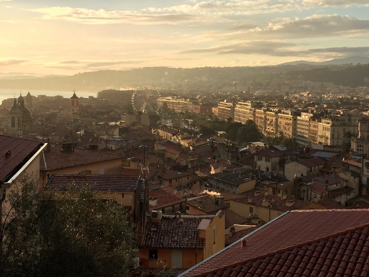 Un coucher de soleil incroyable sur la ville de Nice