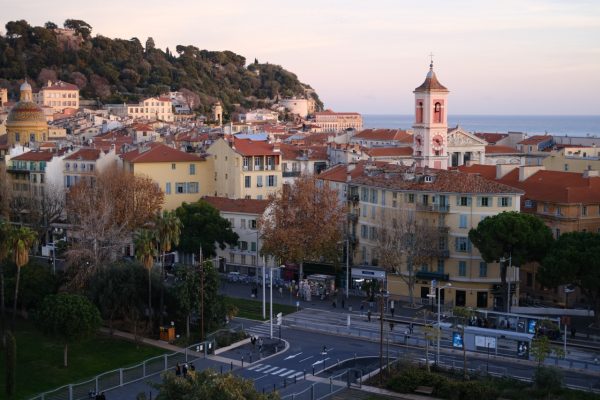 Une belle vue sur le parc de la colline du château depuis la terrasse d'un hôtel du centre de Nice