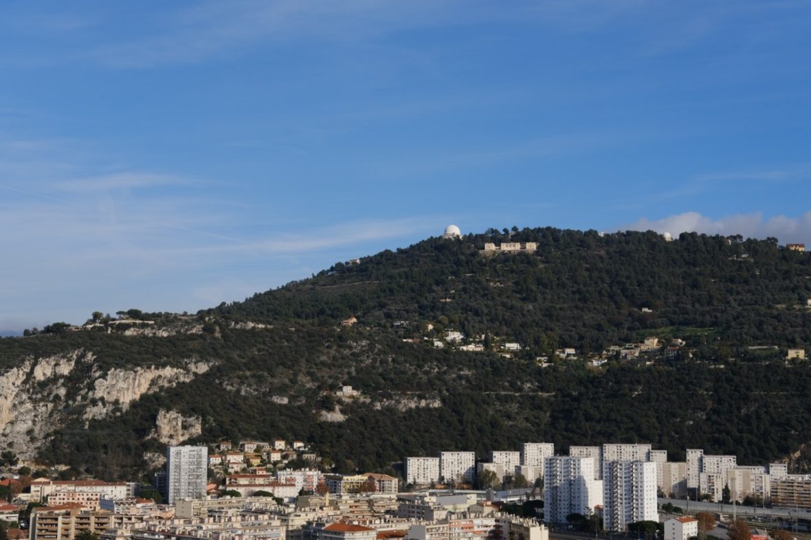 Une belle vue sur le parc du Vinaigrier et l'observatoire de Nice depuis la colline de Cimiez