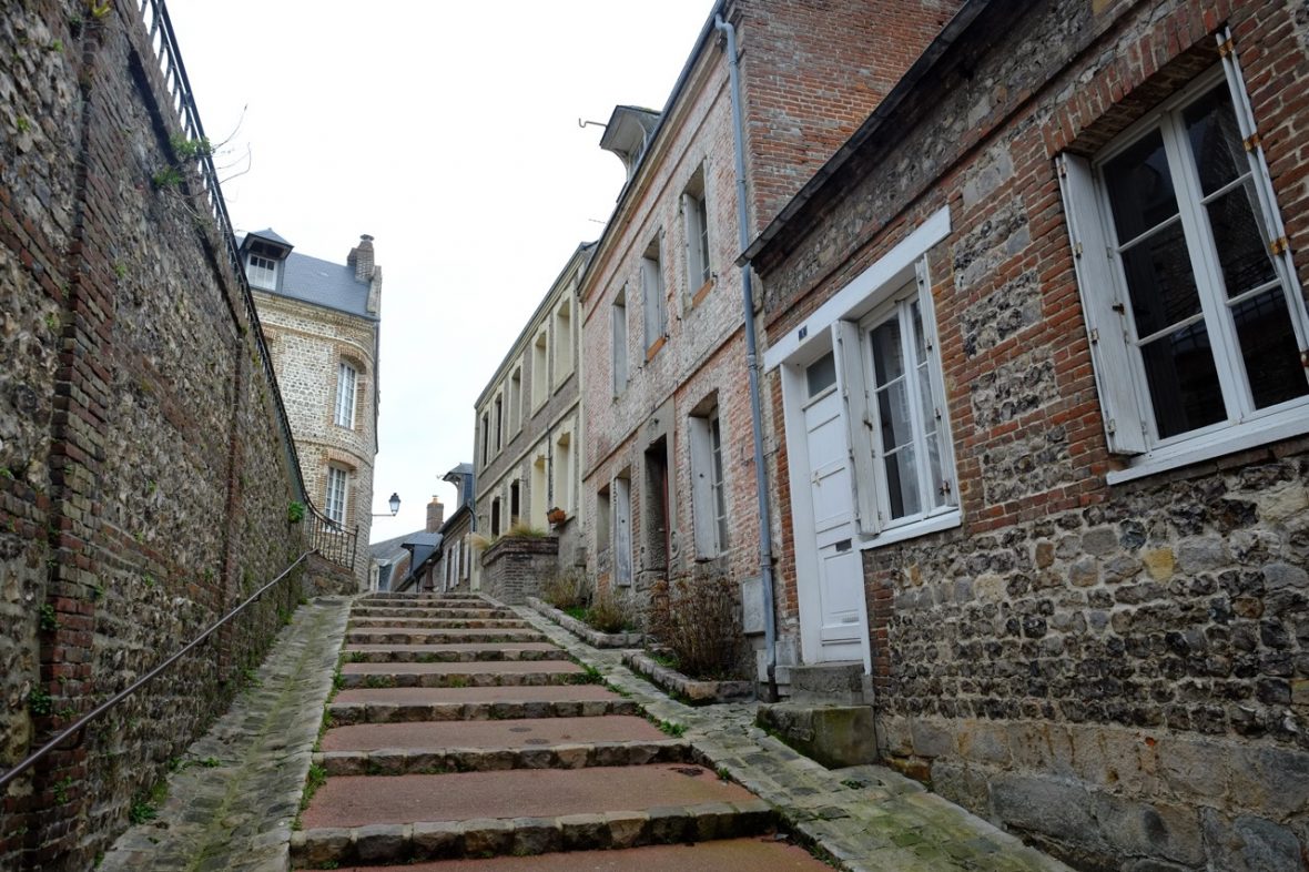 Une petite ruelle à deux pas du port de Saint-Valéry