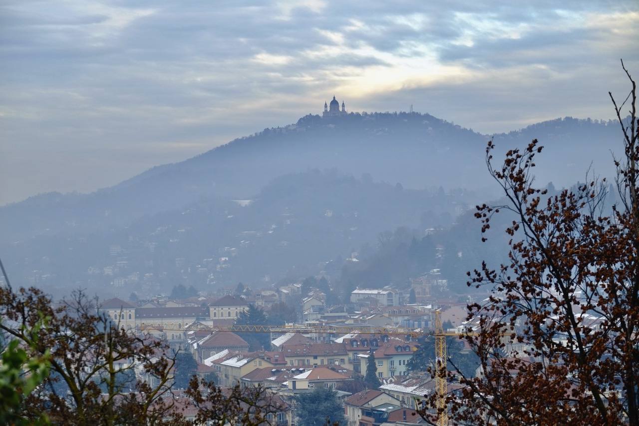 Une vue depuis le mont des capucins sur la Basilique de Superga, à Turin